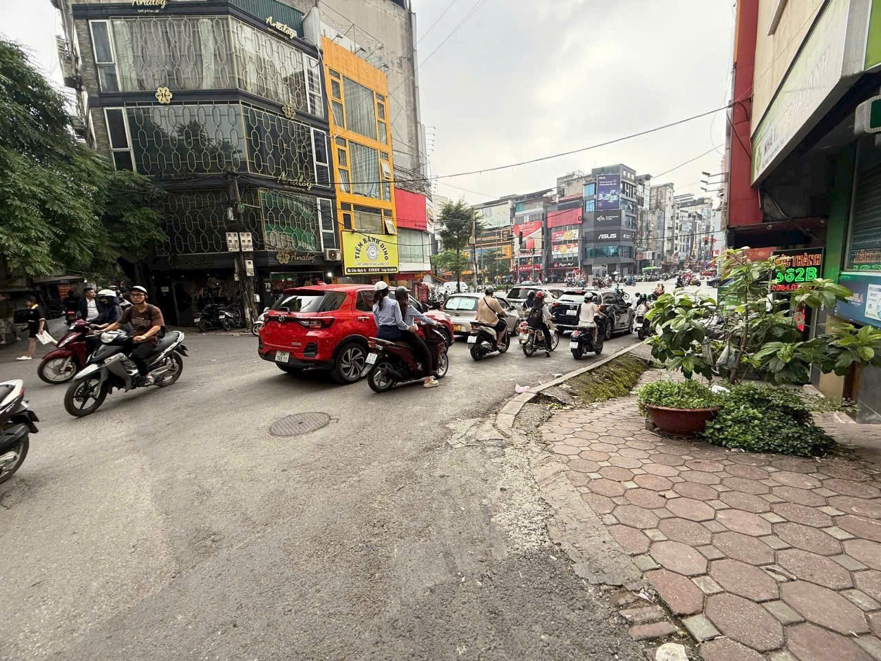 MẶT PHỐ LA THÀNH  - KINH DOANH - TOÀ VĂN PHÒNG - TRUNG TÂM - 1 HẦM 10 NỔI- THANG MÁY.Nhà bán