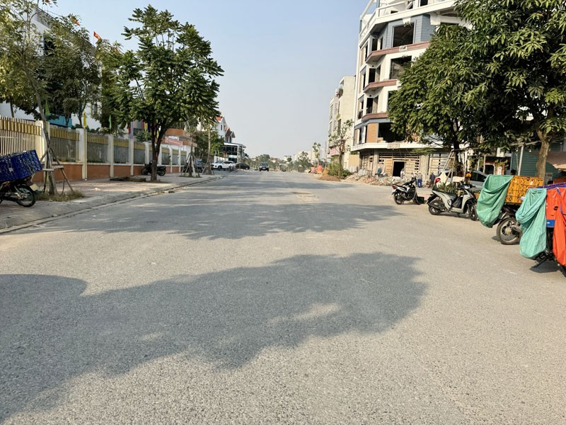 Cần bán 90m2 đất TĐC Ngọc Thụy - Đường trước 17m, đường sau 4m, cách 15m ra hồ điều hòa