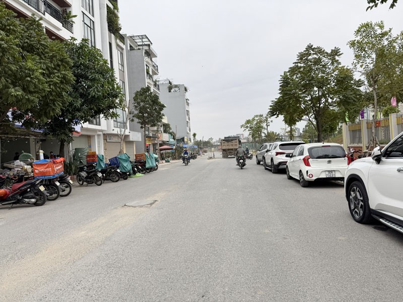 Cần bán 90m2 đất TĐC Ngọc Thụy - Đường trước 17m, đường sau 4m, cách 15m ra hồ điều hòa 3