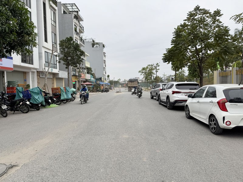 Cần bán 90m2 đất TĐC Ngọc Thụy - Đường trước 17m, đường sau 4m, cách 15m ra hồ điều hòa 4