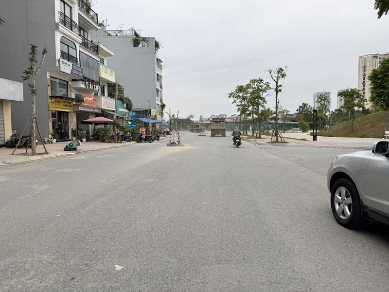Cần bán 90m2 đất TĐC Ngọc Thụy - Đường trước 17m, đường sau 4m, cách 15m ra hồ điều hòa 5