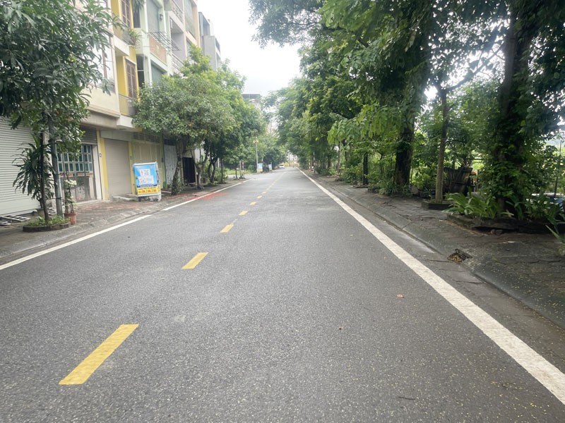 Đất TĐC Giang Biên 40m2 view cánh đồng. Vị trí đẹp, ô tô tránh, lý tưởng xây văn phòng hoặc đầu tư 3