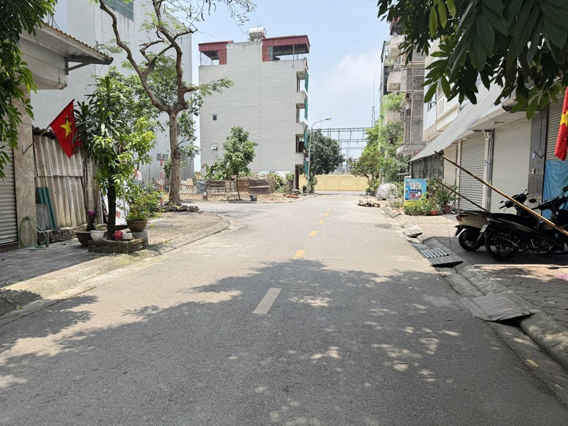 Bán nhà 40m2 cấp 4 khu TĐC Giang Biên. Vị trí vàng, gần trường Chu Văn An, đường 11m, ô tô tránh 2