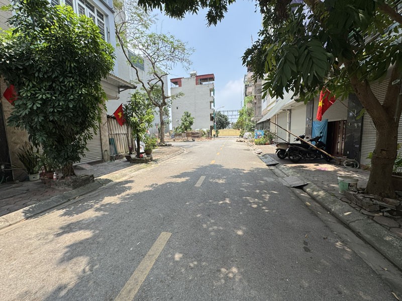 Bán nhà 40m2 cấp 4 khu TĐC Giang Biên. Vị trí vàng, gần trường Chu Văn An, đường 11m, ô tô tránh 3