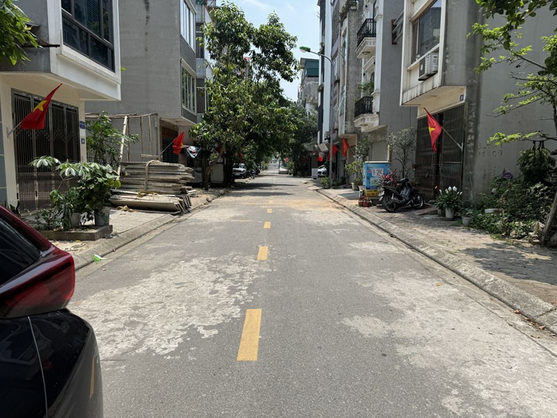 Bán nhà 40m2 cấp 4 khu TĐC Giang Biên. Vị trí vàng, gần trường Chu Văn An, đường 11m, ô tô tránh 4