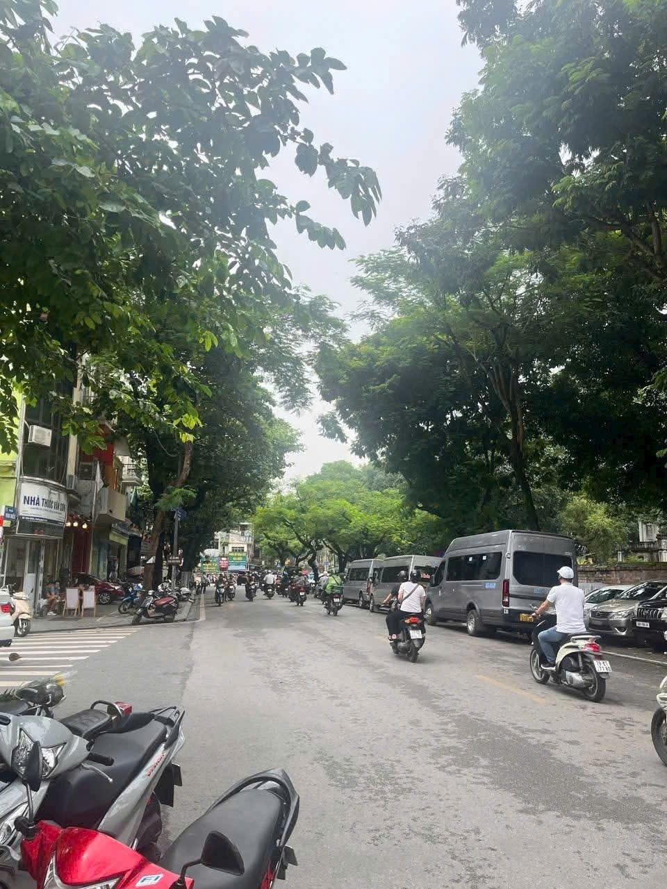 TRUNG TÂM PHỐ  VĂN MIẾU QUỐC  TỬ GIÁM  TRƯỜNG ĐẠI HỌC ĐẦU TIÊN VIỆT NAM ĐƯỢC ĐẶT TẠI ĐÂY.KINH