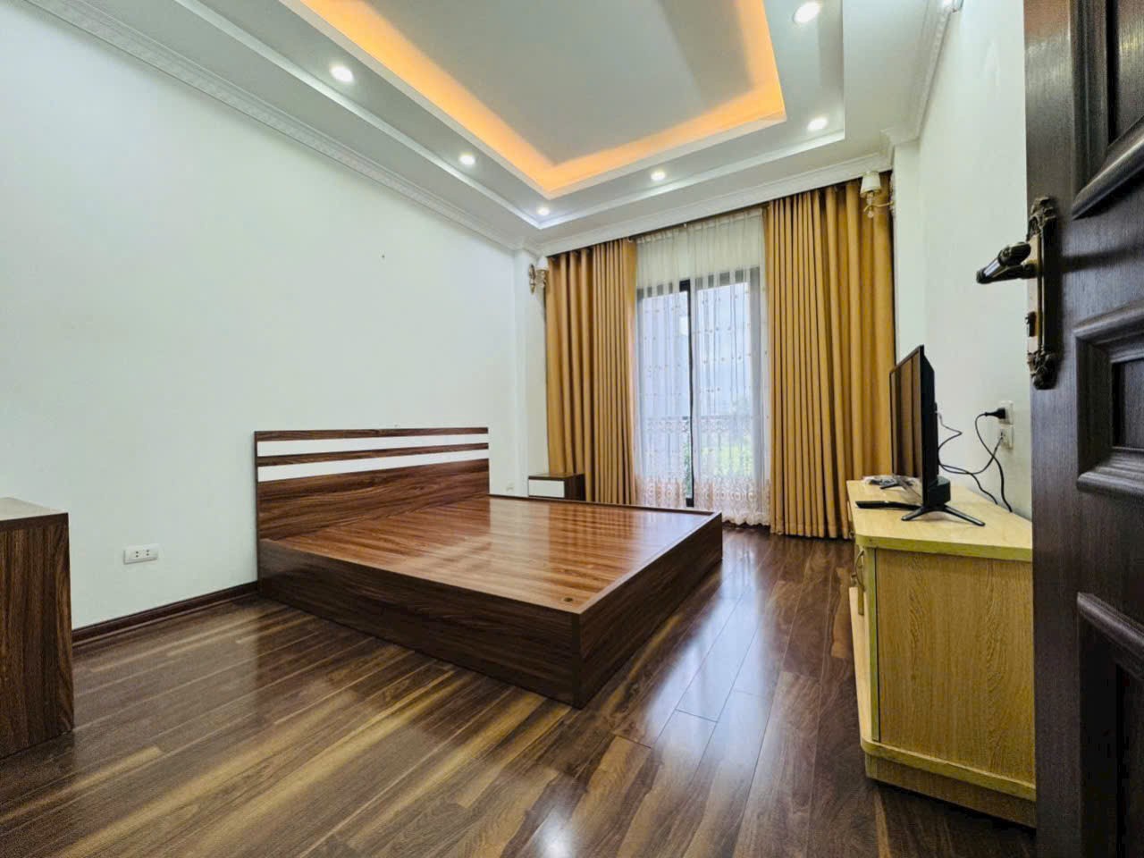 BÁN NHÀ GIANG BIÊN VỈA HÈ Ô TÔ TRÁNH 2