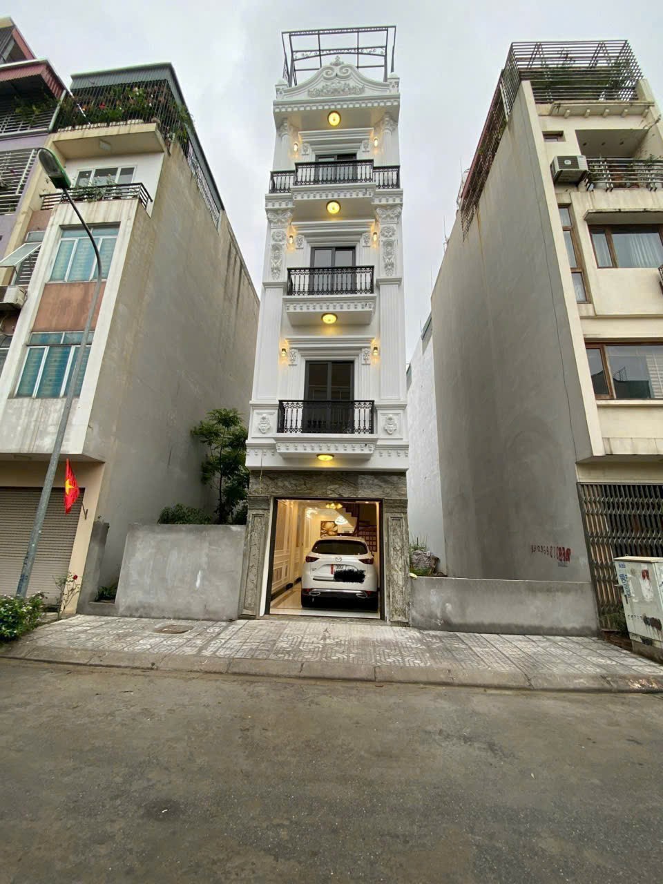BÁN NHÀ GIANG BIÊN VỈA HÈ Ô TÔ TRÁNH