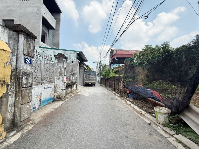 Cần bán 76,1m2 đất thôn Xuân Thụy (Kiêu Kỵ). Gần Vin 123 và Ecopark, đường thông 4m ô tô