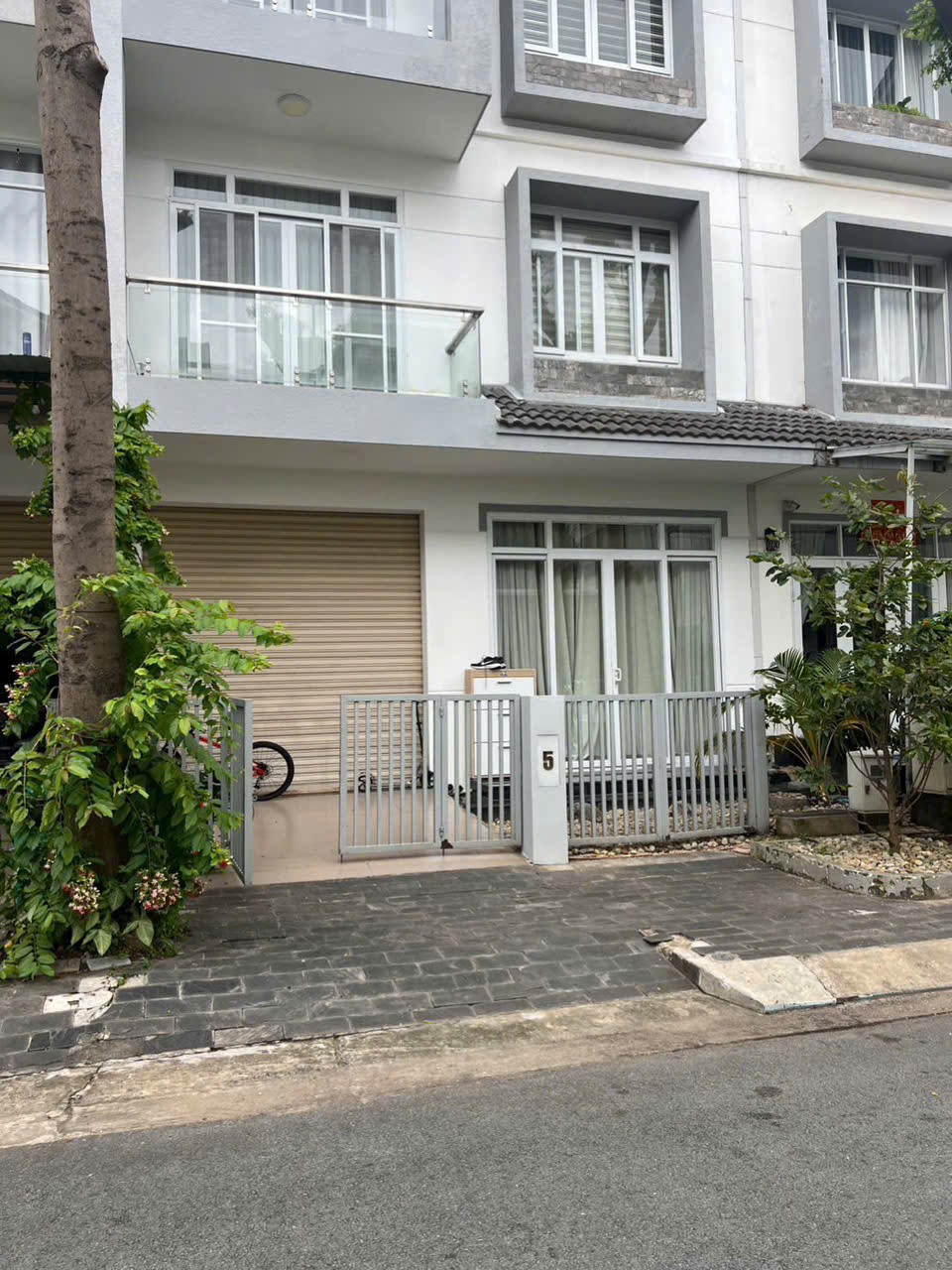 Cần bán Biệt thự Phường Phú Hữu, Quận 9, Diện tích 225m², Giá 27.9 Tỷ 9
