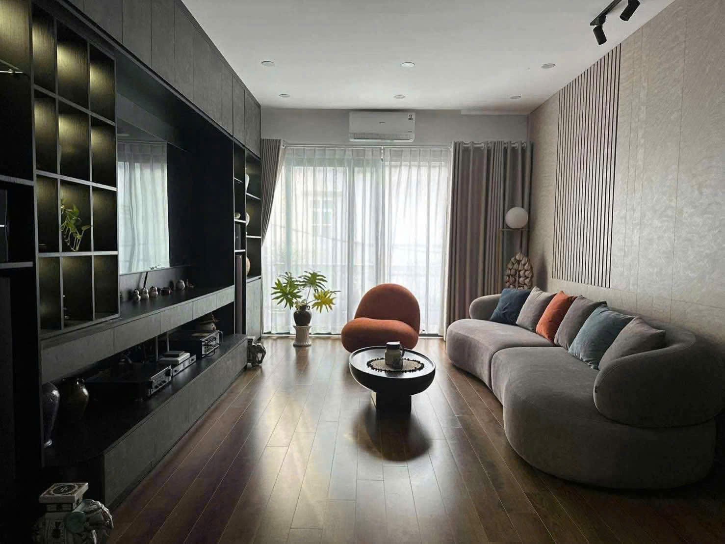 BÁN NHÀ THẠCH BÀN DÂN XÂY GẦN Ô TÔ LONG BIÊN NỘI THẤT CAO CẤP 4