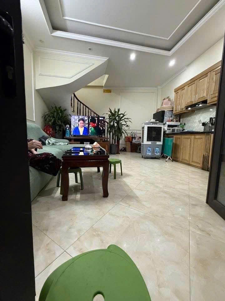 Chỉ hơn 6 tỷ, bán nhà riêng chính chủ phố Định Công 40m,4 tầng mặt tiền 4,5m,ngõ thông,xe 3 gác