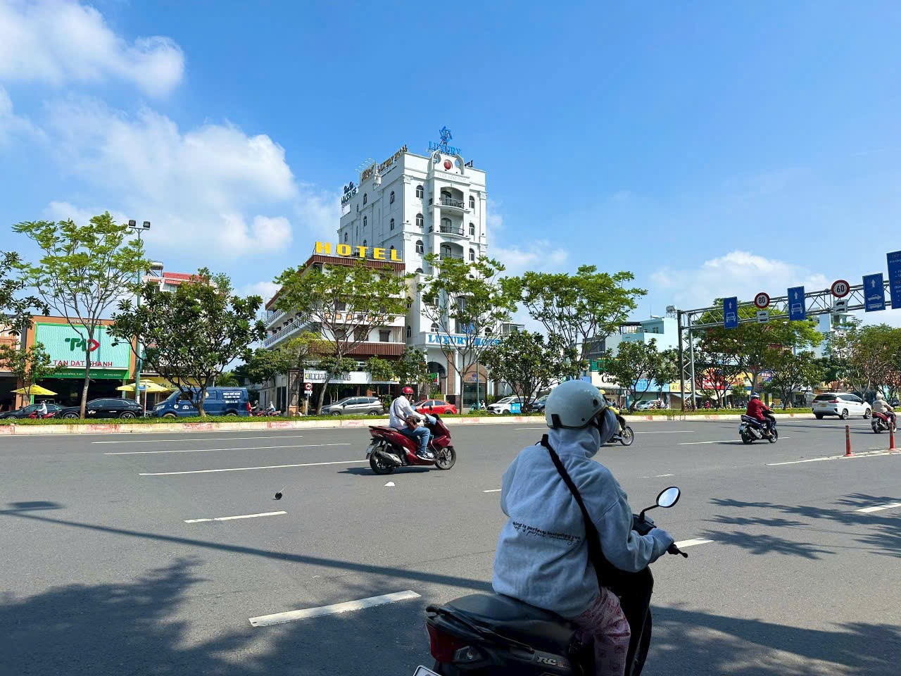 Cần bán Nhà mặt tiền đường Lê Văn Việt, Phường Tăng Nhơn Phú B, Diện tích 240m²,