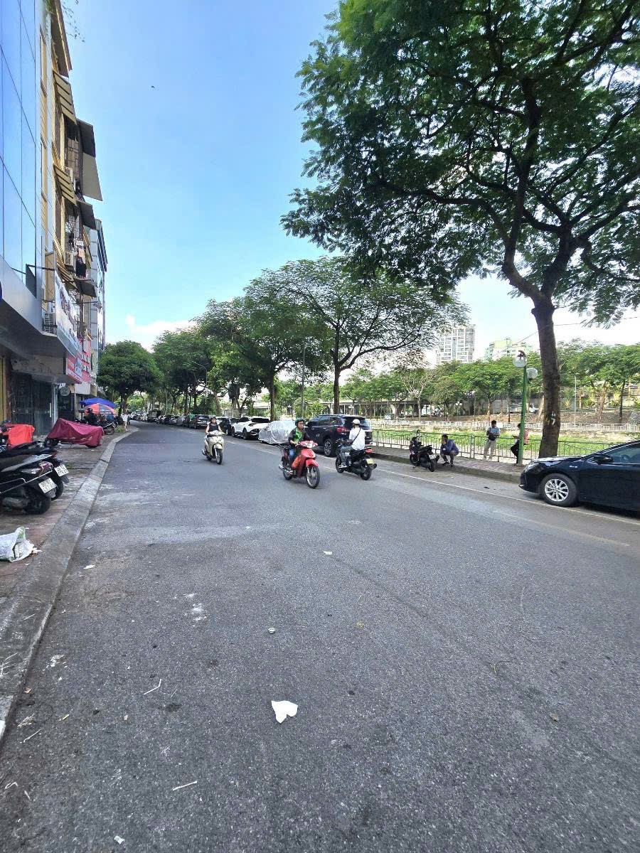 MẶT PHỐ NGUYỄN ĐÌNH HOÀN - NGUYỄN KHANG - 196M² - MT 7.6M - 5 TẦNG - 92 TỶ 2