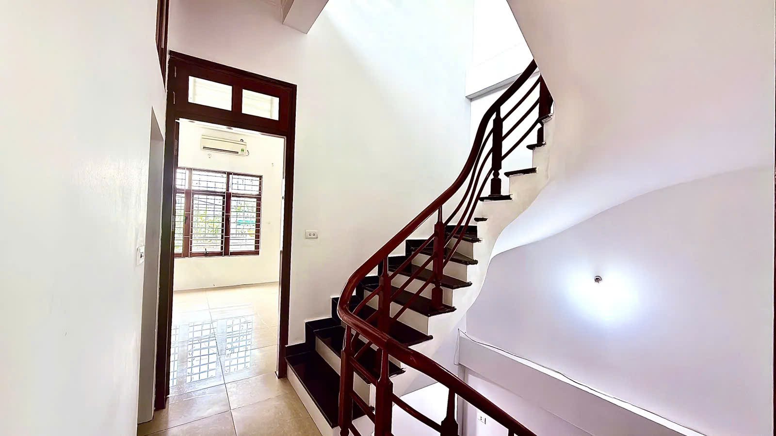 BÁN NHÀ HÒA BÌNH - HÀ ĐÔNG 54m2 x 3 tầng MT 4.9M Giá 4.5 tỷ - PHÂN LÔ - Ô TÔ ĐỖ CỬA 4