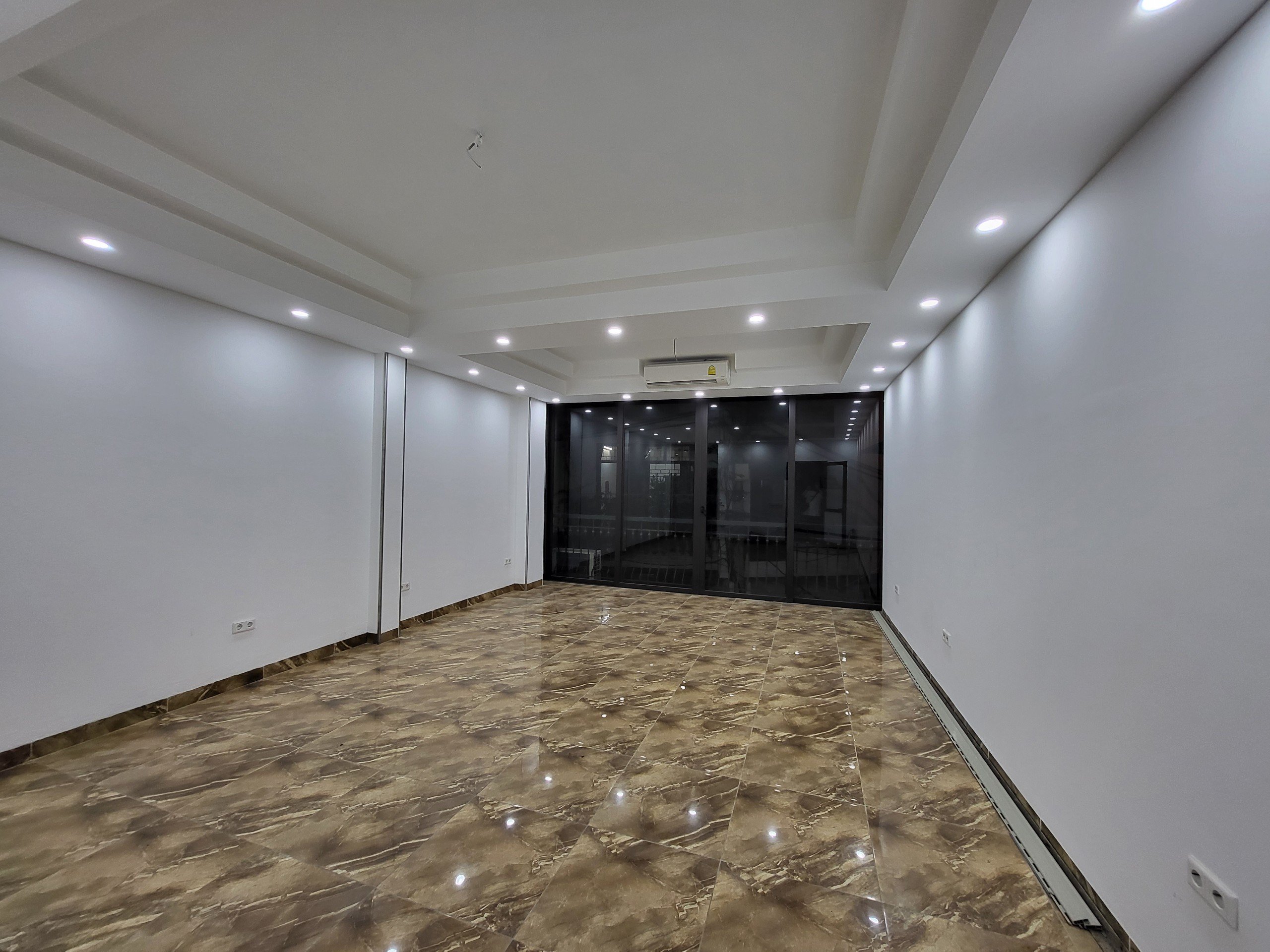 Cho thuê nhà mặt phố Phường Thanh Lương, DT 70m2 x 7 tầng, nhà mới có thang máy, nở hậu 2