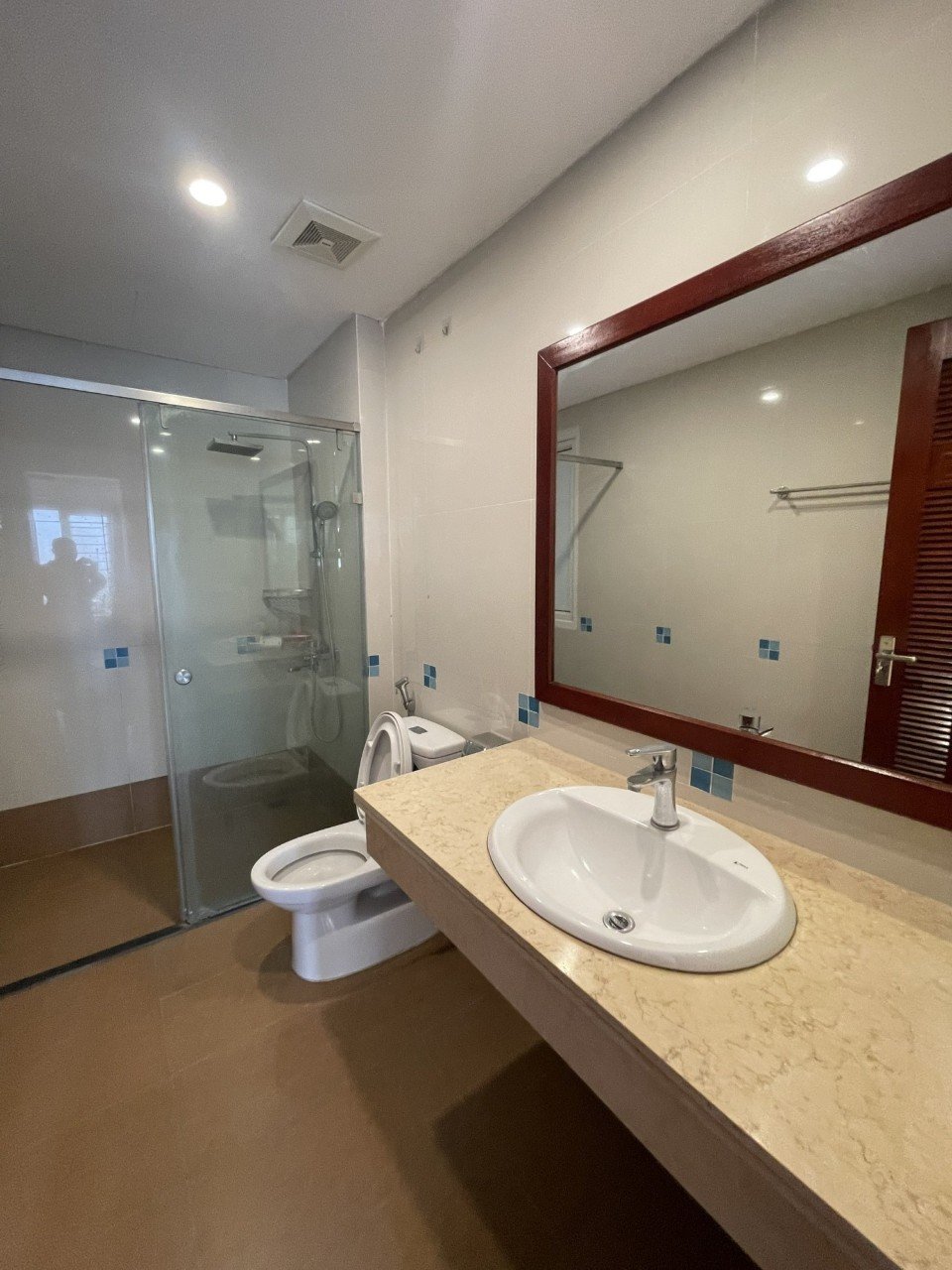 Bán nhà Ngô Gia Tự, Long Biên, 150m chung,30m riêng,5 tầng, full đồ,nở hậu, ô tô, chỉ 3 tỷ hơn.