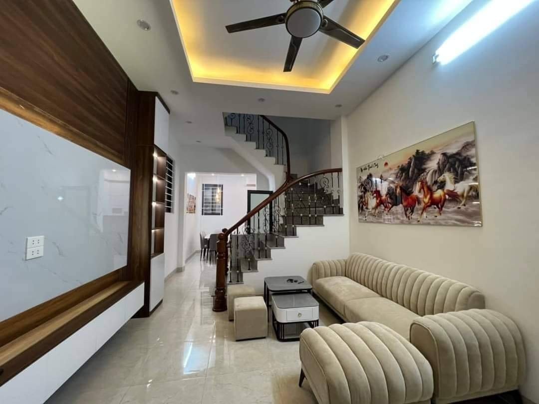 Bán nhà Ngọc Lâm, Long Biên, gần 40m, 5 tầng,4 ngủ, LÔ GÓC,ô tô, ở ngay chỉ 3 tỷ. 2