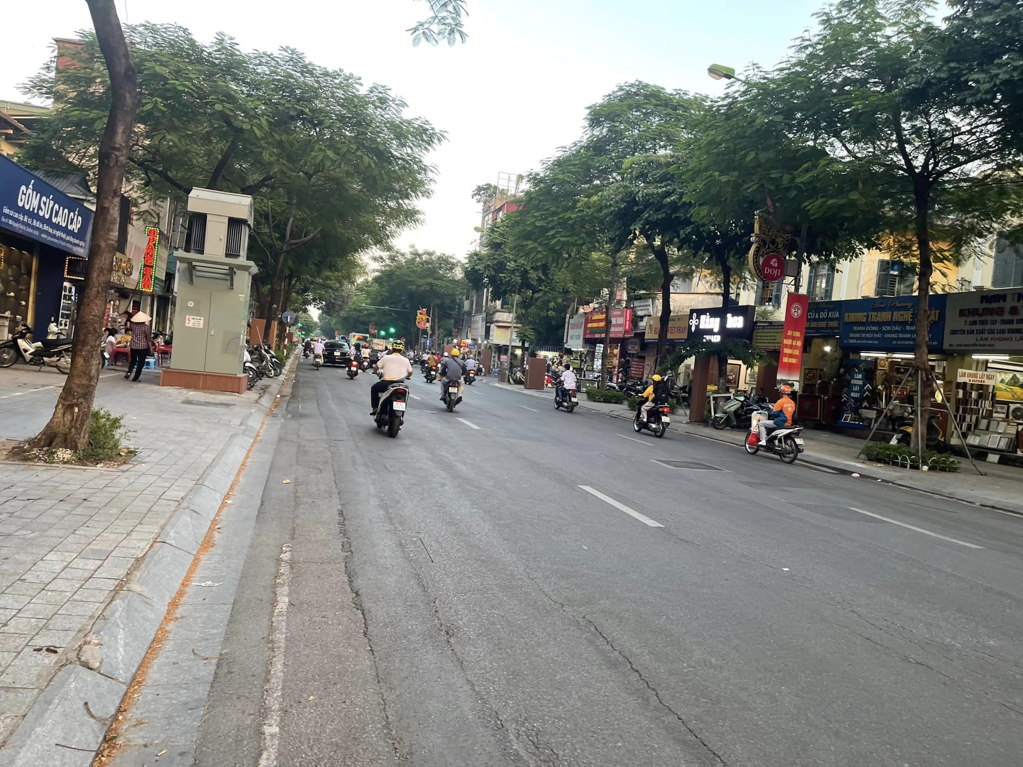 HIẾM Bán nhà phố Nguyễn Thái Học Ba Đình 50m2, mặt tiền 5,7m, ô tô đỗ cổng, 15m ra MP. 1
