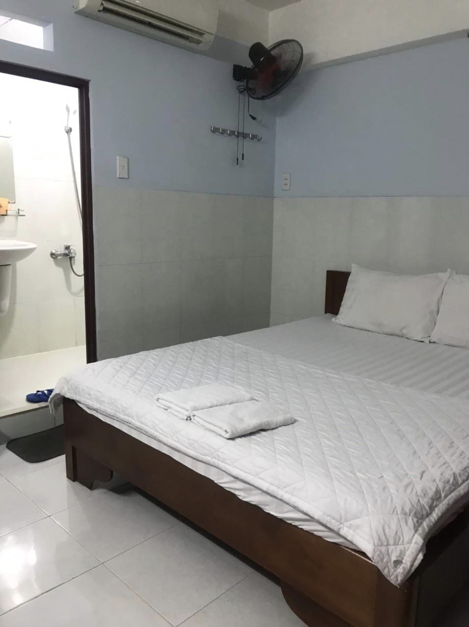 Bán khách sạn + giấy phép kinh doanh, hẻm xe hơi Nguyễn Ảnh Thủ, ngang rộng hơn 30 phòng, doanh 2