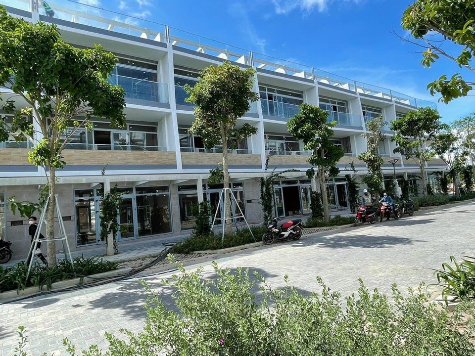Cần bán Nhà phố biển 2 mặt tiền dự án Thanh Long Bay, Diện tích 108m², Giá 9 Tỷ 6