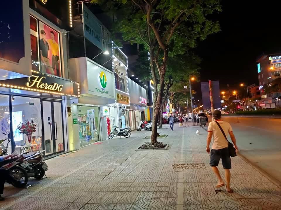 bán nhà mặt phố Nguyễn Văn Cừ, 100m x 5tầng, vỉa hè, thang máy, kinh doanh ngày đêm 5