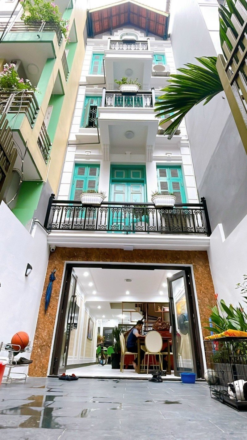 GẤP! Nhà đẹp dân xây phố Nguyễn Văn Cừ, full nội thất, DT 72m2 x 4T, MT 4m, giá 9 tỷ