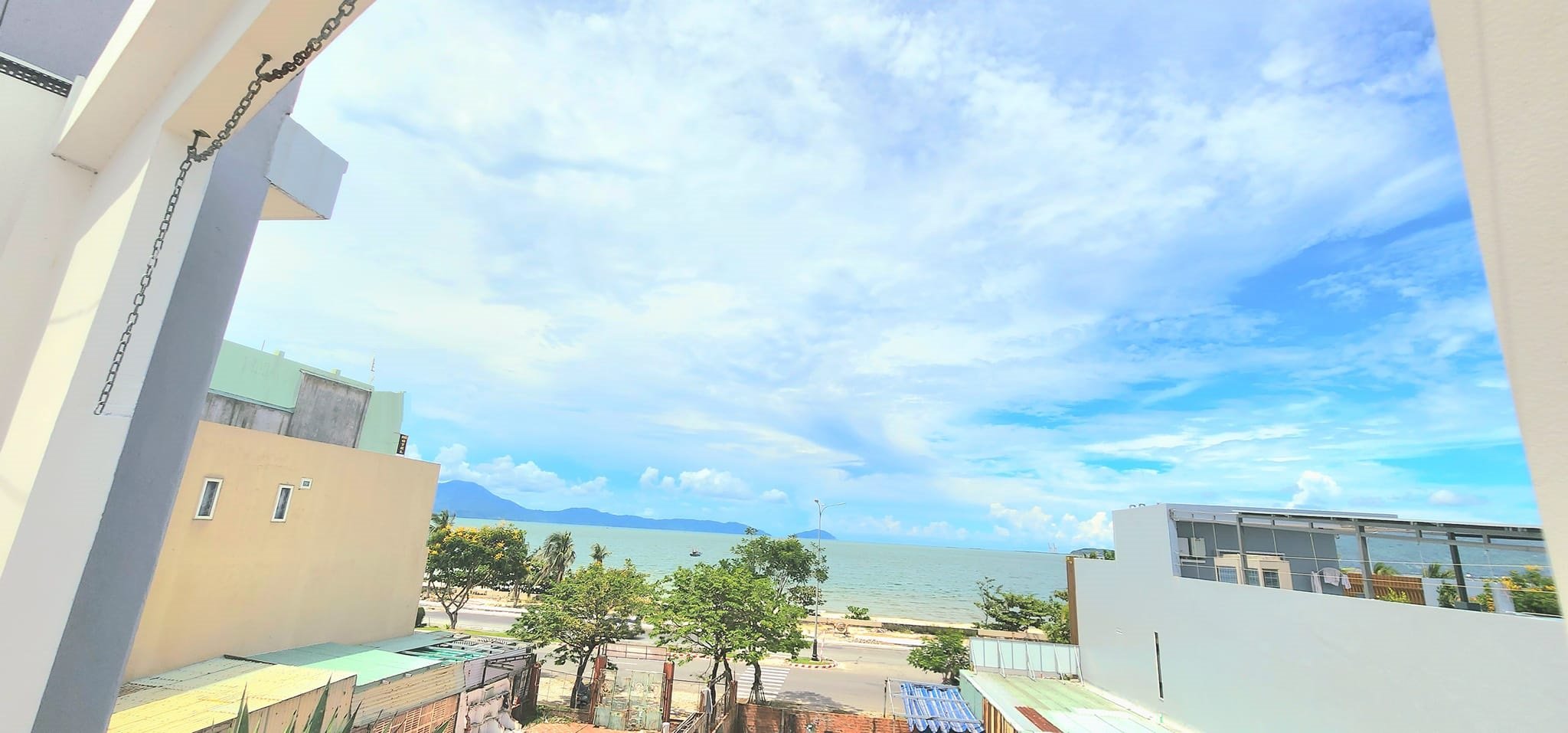 Sau lưng MT Nguyễn Tất Thành, Ô tô đậu cửa, 70m2, 3 tầng thoáng, đẹp View Biển 2