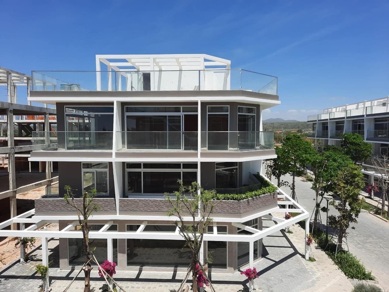 Cần bán Nhà phố biển 2 mặt tiền dự án Thanh Long Bay, Diện tích 108m², Giá 9 Tỷ 2