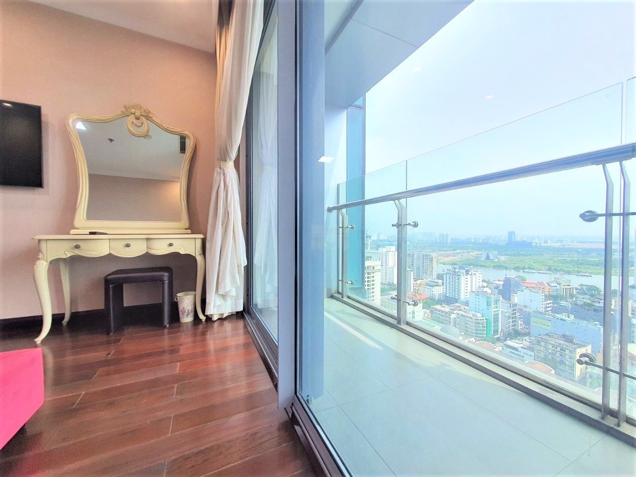 cho thuê căn hộ Vincom Đồng khởi 3PN, 160m2, view Sông và Bitesco, Q1 5