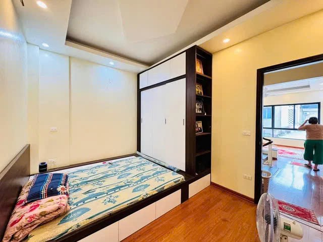 NHÀ ĐẸP DÂN XÂY NGỌC THỤY, 43M2,5 TẦNG,MẶT TIỀN 4M,5.6 TỶ. LONG BIÊN.PHÂN LÔ - NGÕ THÔNG,FUUL NỘI 4