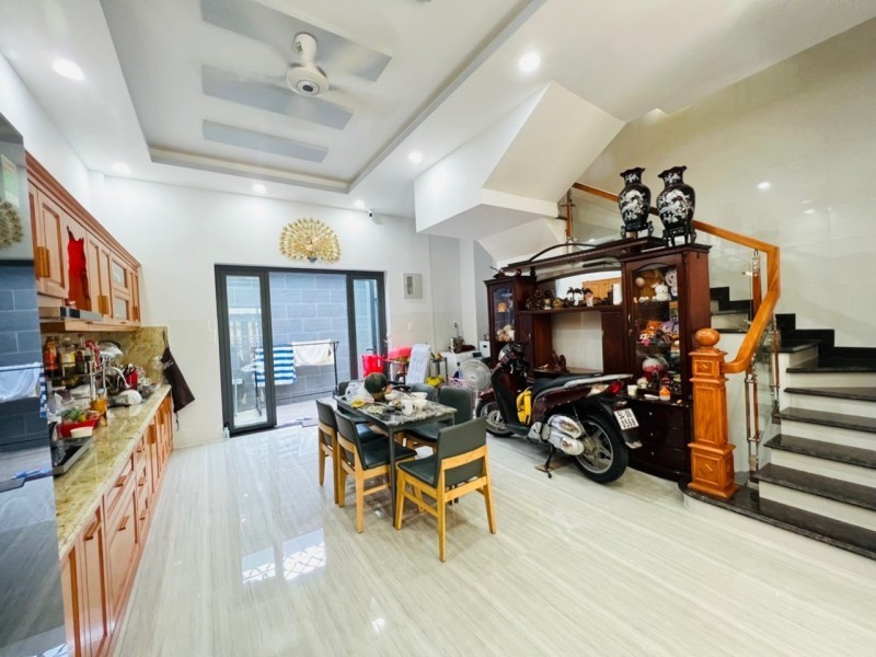 Bán nhà 4 tầng, 3PN đường Lê Đình Quản, Cát Lái, Q.2. TP HCM. DT 96m2, SH, giá 9.15 tỷ. 2
