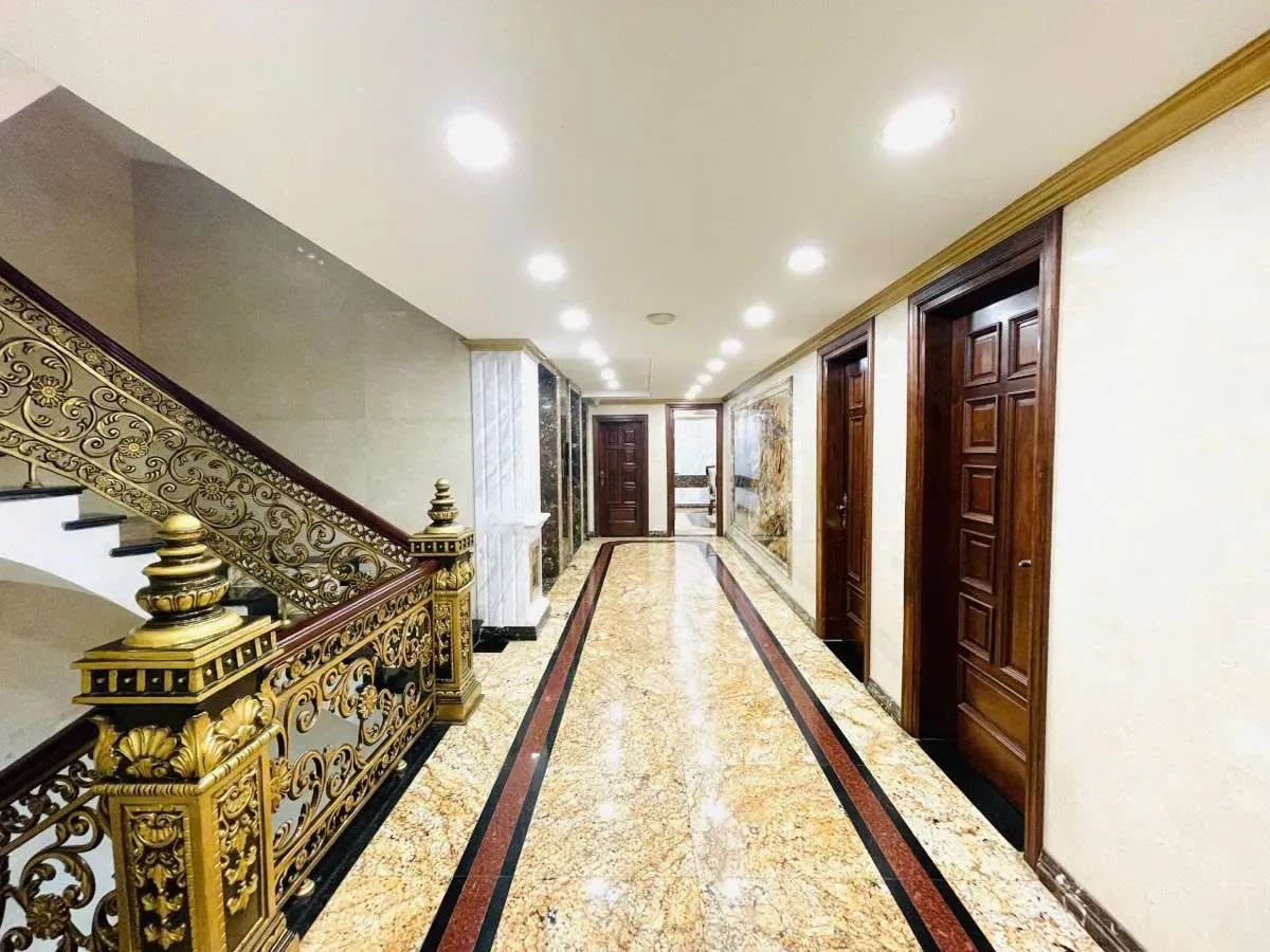 Bán tòa nhà đẹp 8 tầng mặt phố lớn Tố Hữu, 123m2, mặt tiền rộng 20m, thang máy, KD đỉnh cao
