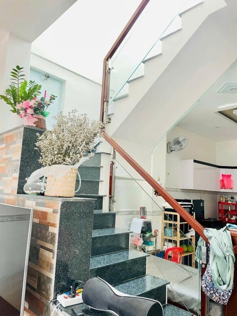 Bán nhà đường 185, Phước Long B, Q.9, TP HCM, DT 82m2, 2 tầng, 2PN. Sổ hồng riêng. Giá 6.49  tỷ. 3