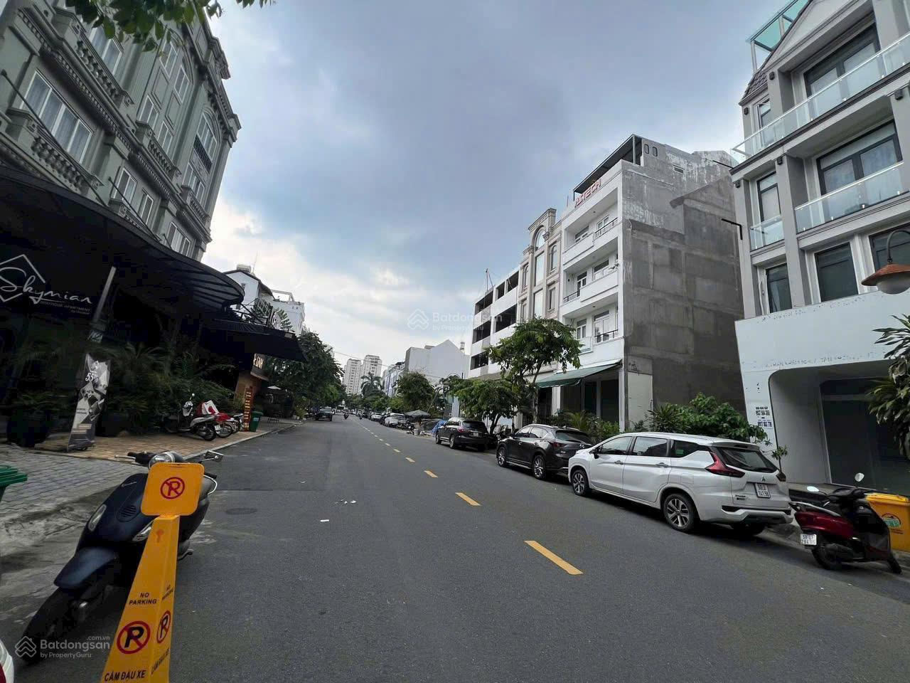 Bán nhà phồ Hưng Gia PMH Q7 giá chỉ có 28,5tỷ full nội thất đẹp, có thang máy. 2