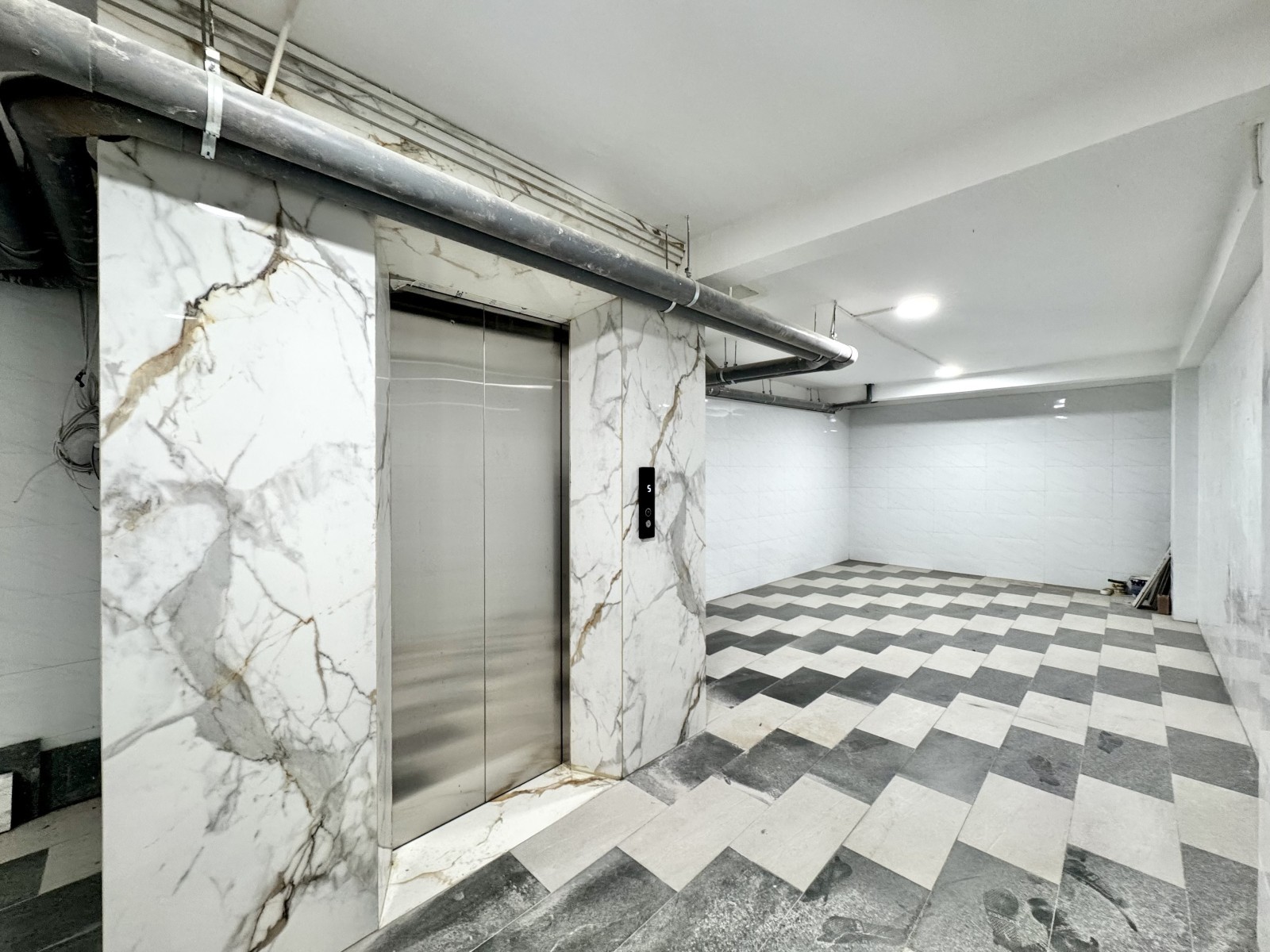 SIÊU PHẨM MẶT TIỀN 62m2 6 TẦNG - CÓ HẦM & THANG MÁY - NHÀ ĐẸP MỚI TINH - VỊ TRÍ KINH DOANH ĐẮC ĐỊA 2