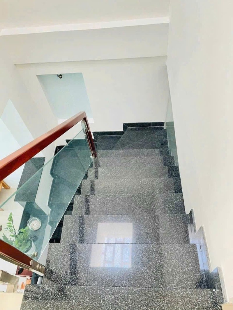 Bán nhà đường 185, Phước Long B, Q.9, TP HCM, DT 82m2, 2 tầng, 2PN. Sổ hồng riêng. Giá 6.49  tỷ. 4