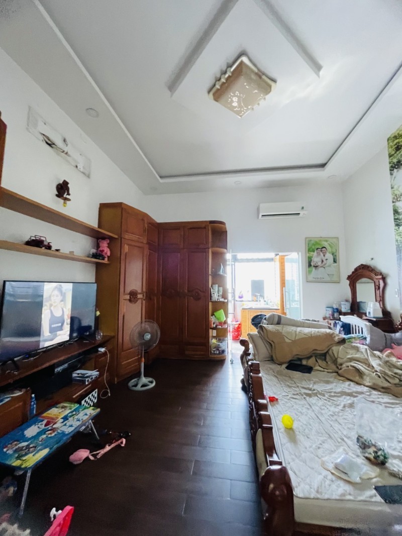 Bán nhà mặt phố Q.2, P. Cát Lái, đường Số 10, DT 162m2, 3 tầng, 4PN. Sổ hồng, giá 18.7 tỷ. 5