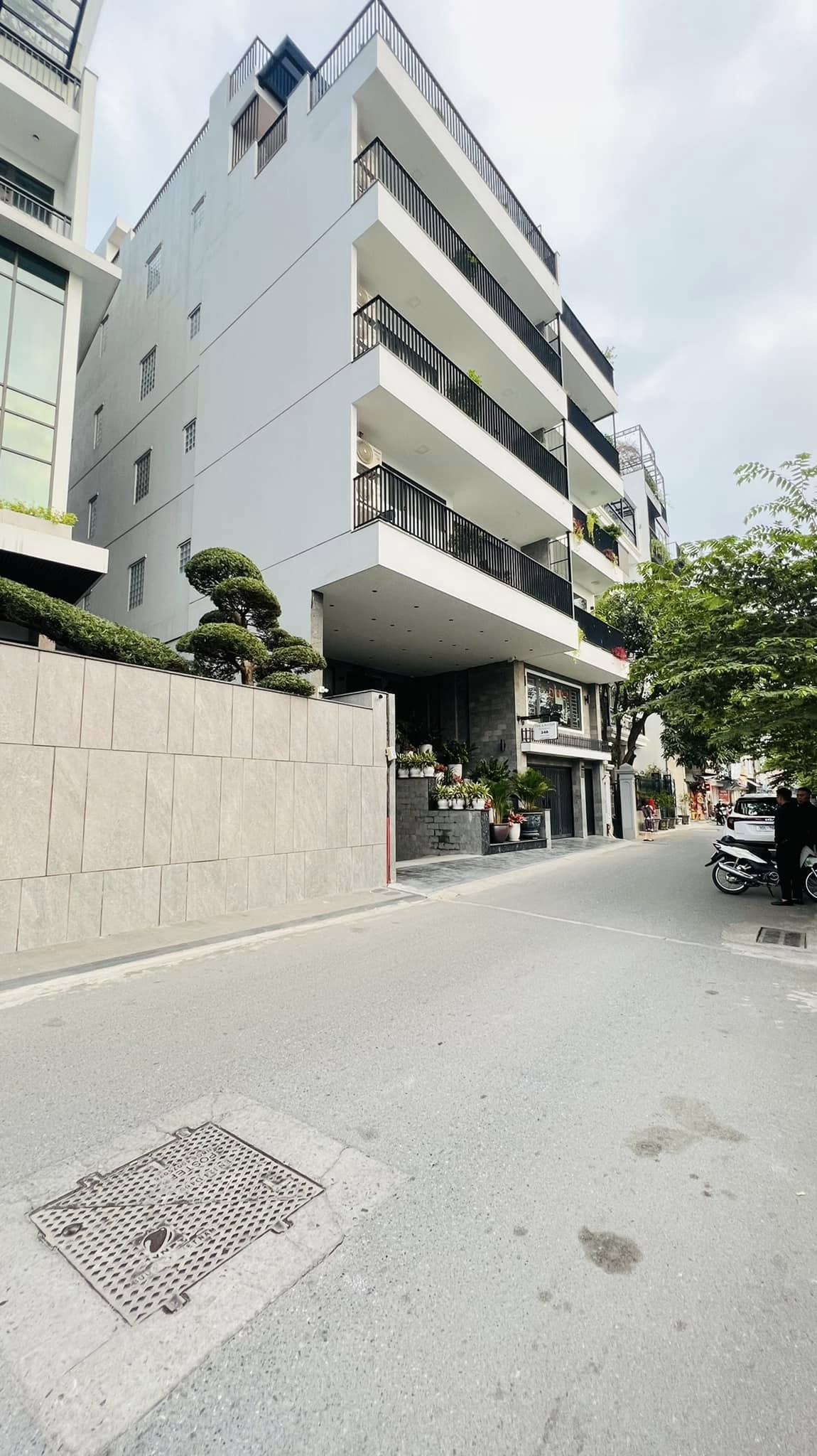 Trích Sài MT 10M 85 Tỷ 215M2 ÔTÔ Vào Nhà , 20M Ra Mặt Hồ Tây  ,Dòng Tiền 120tr/th
