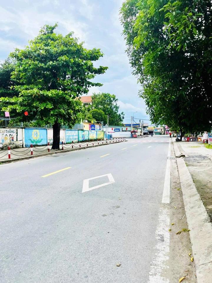 NHÀ MỚI HOÀN THIỆN 123M2 MẶT TIỀN ĐƯỜNG TÂN THỚI NHÌ, XE HƠI NGỦ TRONG SÂN. GẦN TRƯỜNG THCS LÝ