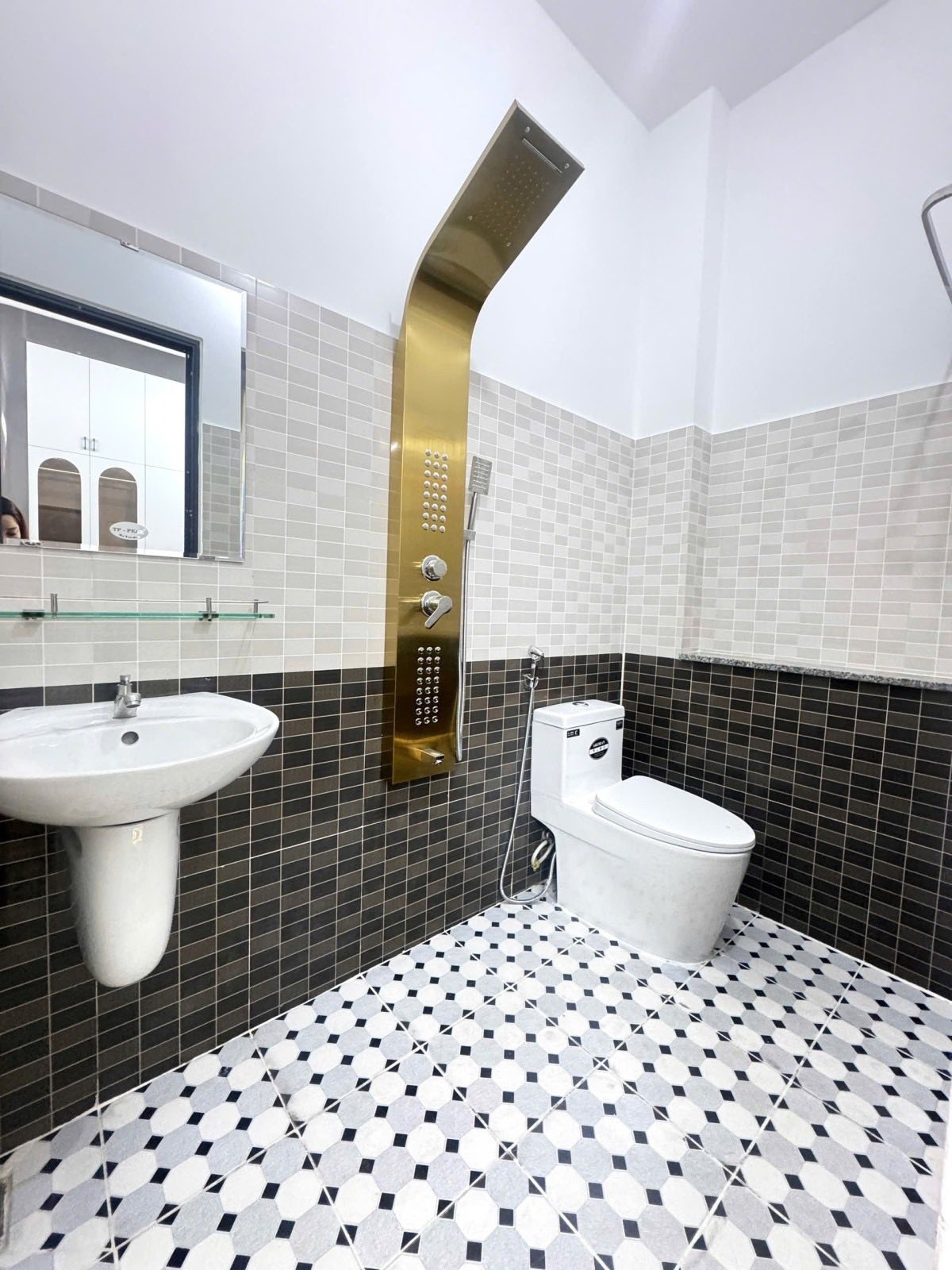 NHÀ 3 TẦNG TẶNG FULL NT, ĐƯỜNG LÂM THỊ HỐ SÁT BÊN SIÊU THỊ CHỢ HẠT ĐIỀU. SÁT VÁCH  HIỆP THÀNH CITY 5