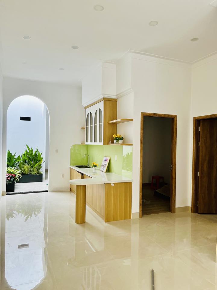 NHÀ MỚI HOÀN THIỆN 123M2 MẶT TIỀN ĐƯỜNG TÂN THỚI NHÌ, XE HƠI NGỦ TRONG SÂN. GẦN TRƯỜNG THCS LÝ 5