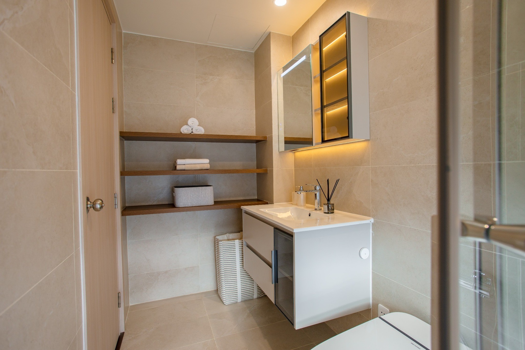 Chuyển nhượng căn nhà phố 1 trệt 2 lầu cách Phú Mỹ Hưng 18 phút giá rẻ bằng căn chung cư bình dân