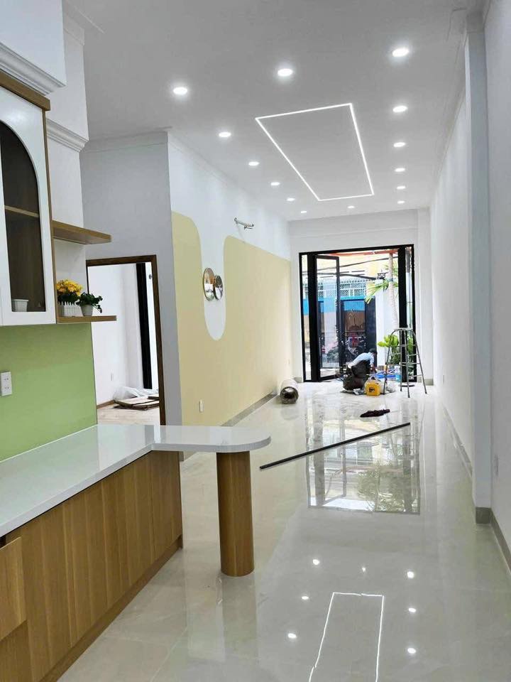 NHÀ MỚI HOÀN THIỆN 123M2 MẶT TIỀN ĐƯỜNG TÂN THỚI NHÌ, XE HƠI NGỦ TRONG SÂN. GẦN TRƯỜNG THCS LÝ 4