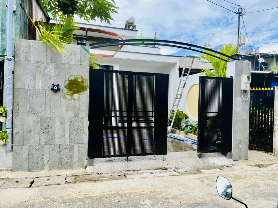NHÀ MỚI HOÀN THIỆN 123M2 MẶT TIỀN ĐƯỜNG TÂN THỚI NHÌ, XE HƠI NGỦ TRONG SÂN. GẦN TRƯỜNG THCS LÝ 2