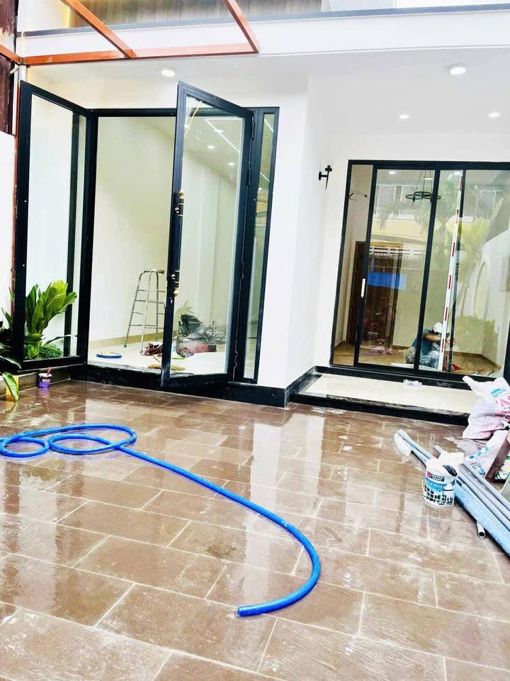 NHÀ MỚI HOÀN THIỆN 123M2 MẶT TIỀN ĐƯỜNG TÂN THỚI NHÌ, XE HƠI NGỦ TRONG SÂN. GẦN TRƯỜNG THCS LÝ 3