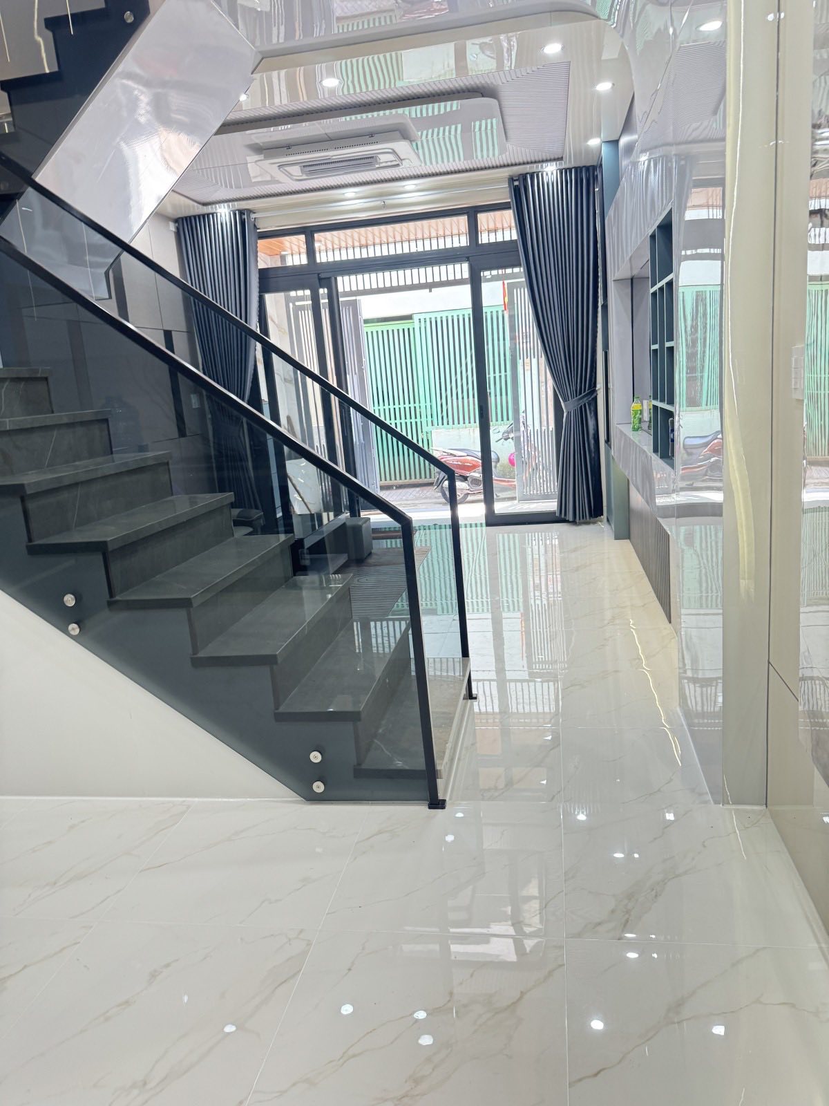 NHÀ HAI TẦNG MỚI ĐẸP SÁT MẶT TIỀN TRƯƠNG THỊ HOA. VỊ TRÍ VIP GẦN SIÊU THỊ MEGA MARKET QUẬN 12. 2