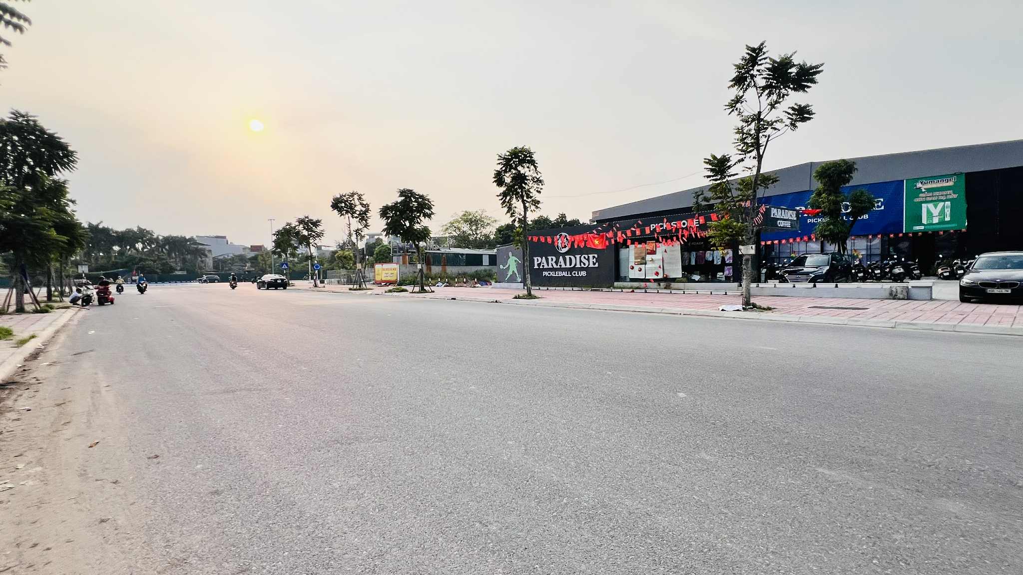 bán nhà Hồng Tiến, 65m x 4 tầng, mặt tiền 13.5m, vỉa hè đá bóng, xe container quay đầu 3