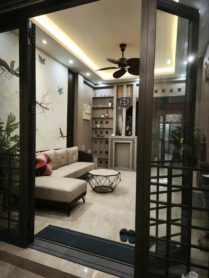 NHÀ DÂN XÂY Ô TÔ ĐỖ CỬA Phố Nguyễn Văn Cừ 48 m2 X 5 Tầng 10.5 tỷ Long Biên Hà Nội.