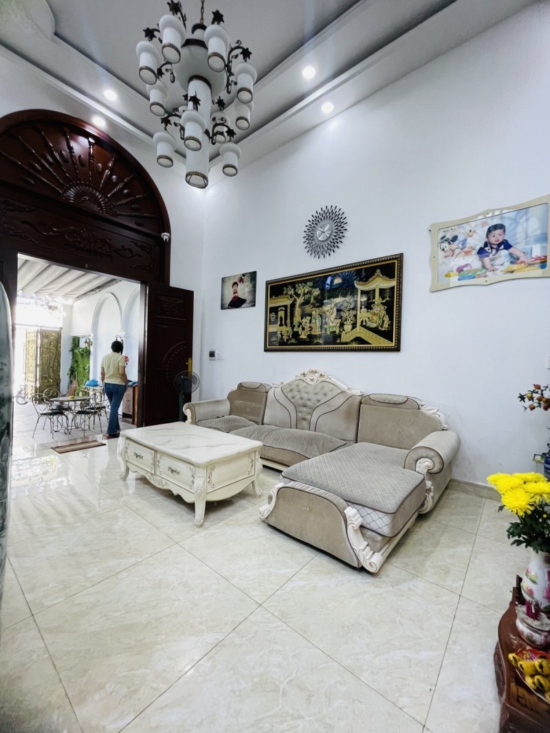 Bán nhà mặt phố Q.2, P. Cát Lái, đường Số 10, DT 162m2, 3 tầng, 4PN. Sổ hồng, giá 18.7 tỷ. 4